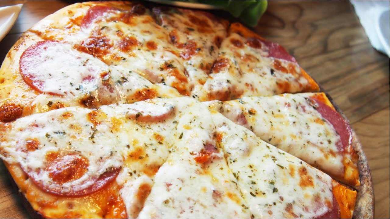 как приготовить пиццу в домашних условиях в духовке видео с колбасой и сыром фото 4