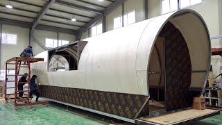 놀라운 건축 기술로 정박형 카라반을 만드는 과정. 한국의 이동식 주택 공장
