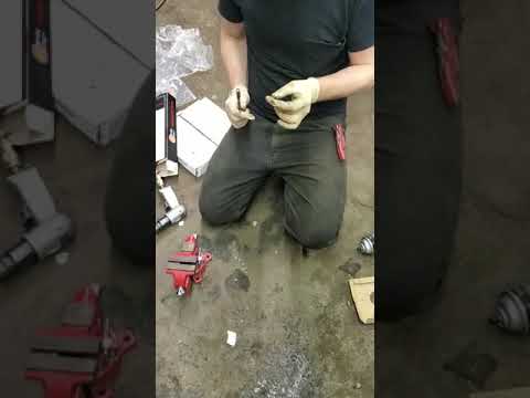 Video: Ako dostanete zlomený hrot zo zásuvky?