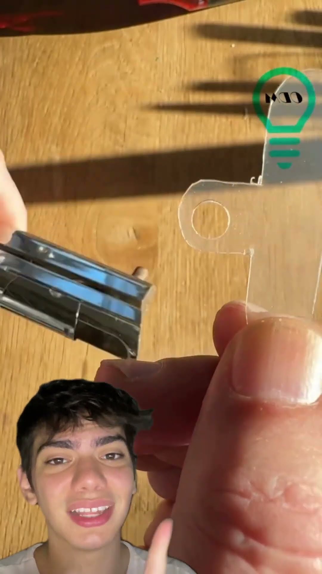 ? Transforme um gancho de embalagem em proteção extra pro seu celular! Fácil e seguro!