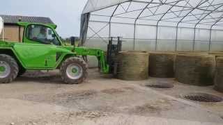 AgriCompact Technologies GmbH: carico balloni di erba medica su essiccatoio fieno a platea