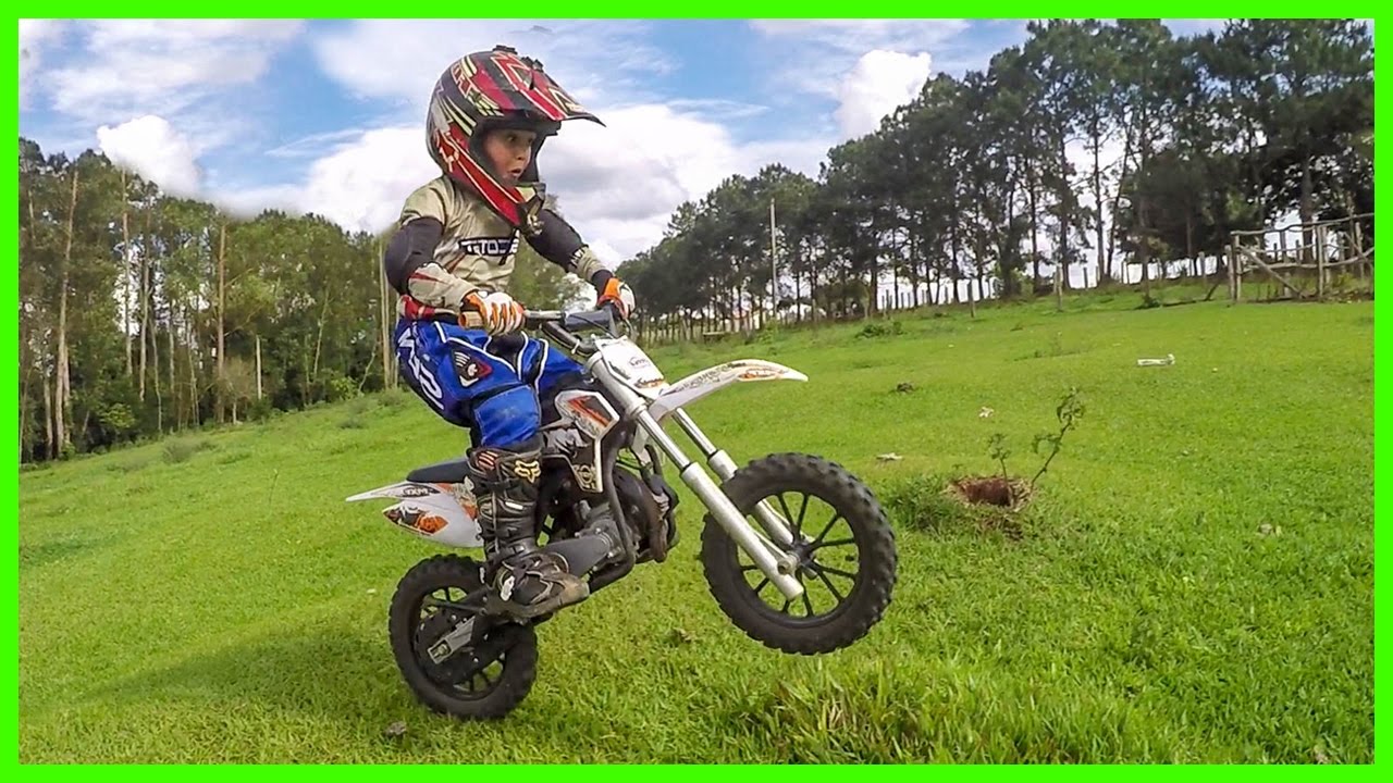 Menino de 5 Anos Andando de Moto Grande KTM 250 Motocross 