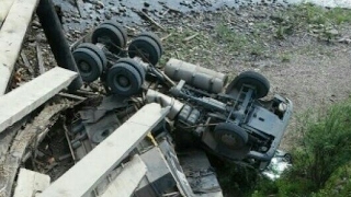 Падение грузовиков с моста. Крушение тяжелой техники. Жесть!