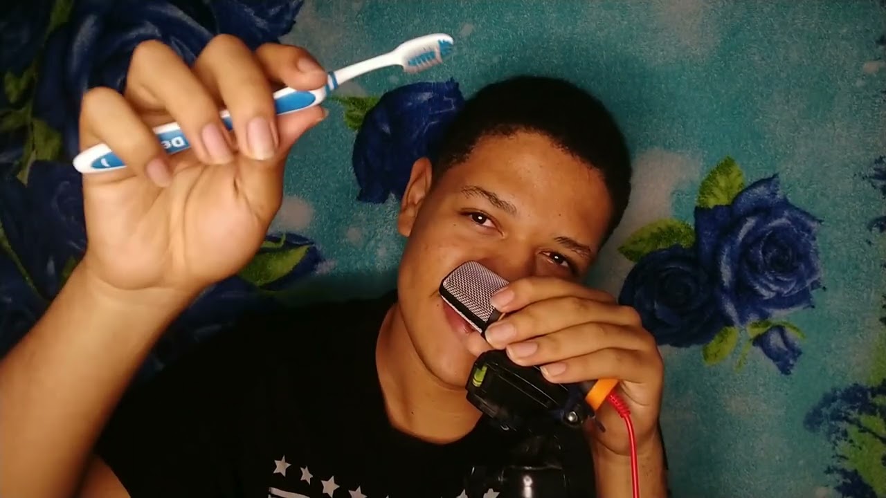 Léo ASMR - Escovando seus ouvidos / mic brush