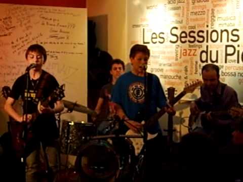 Younes & Badr & Mathias - Fat Lip (Sum 41) - Bistrot Le Pietri, Rabat - 30 03 2011.AVI