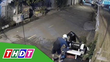 TP.HCM: Bắt được 2 thanh niên xịt sơn ghế đá quảng cáo cờ bạc | THDT