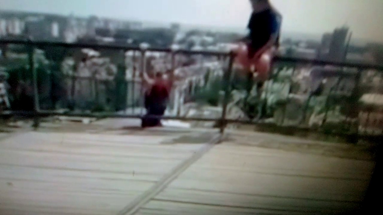 Машина падает с подъемника