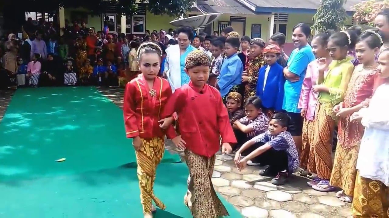 Funny Video Ekspresi Lucu Siswa SD Memperingati Hari Kartini YouTube Funny Video Ekspresi Lucu Siswa SD Memperingati Hari Kartini YouTube