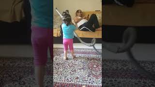 Temizlik Yapan Minik Cadi