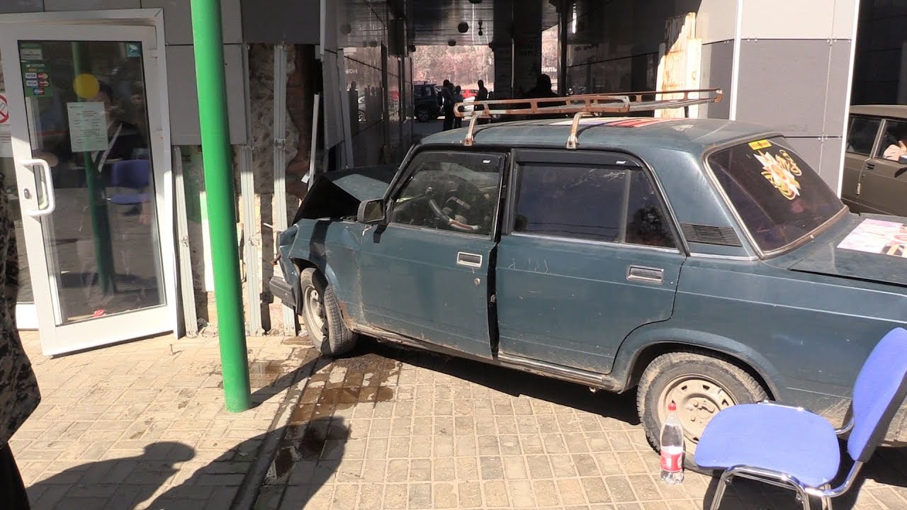 Въехал задом в машину