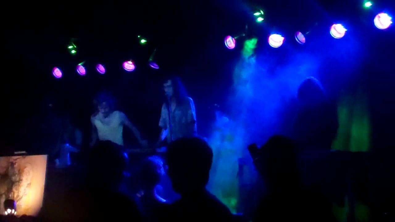 Assista a deCollage live: "I Can't Help Myself" no YouTube Assista a deCollage live: "I Can't Help Myself" no YouTube