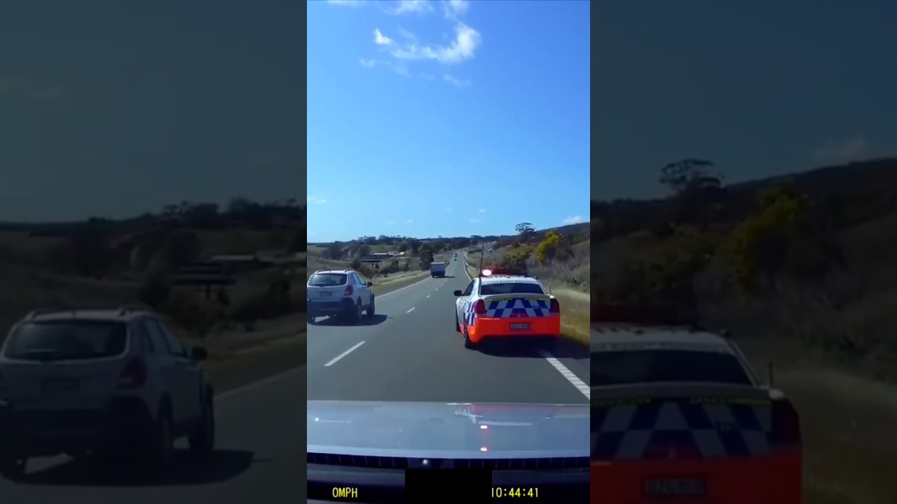 Police 🚓 Hemi chases down a Commdore #baddrivingaustralia
