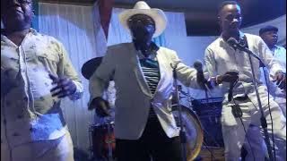 Benno Villa Anthony akiimba wimbo wa 'Maneno Maneno' na Mlimani Park Orchestra 'Sikinde'
