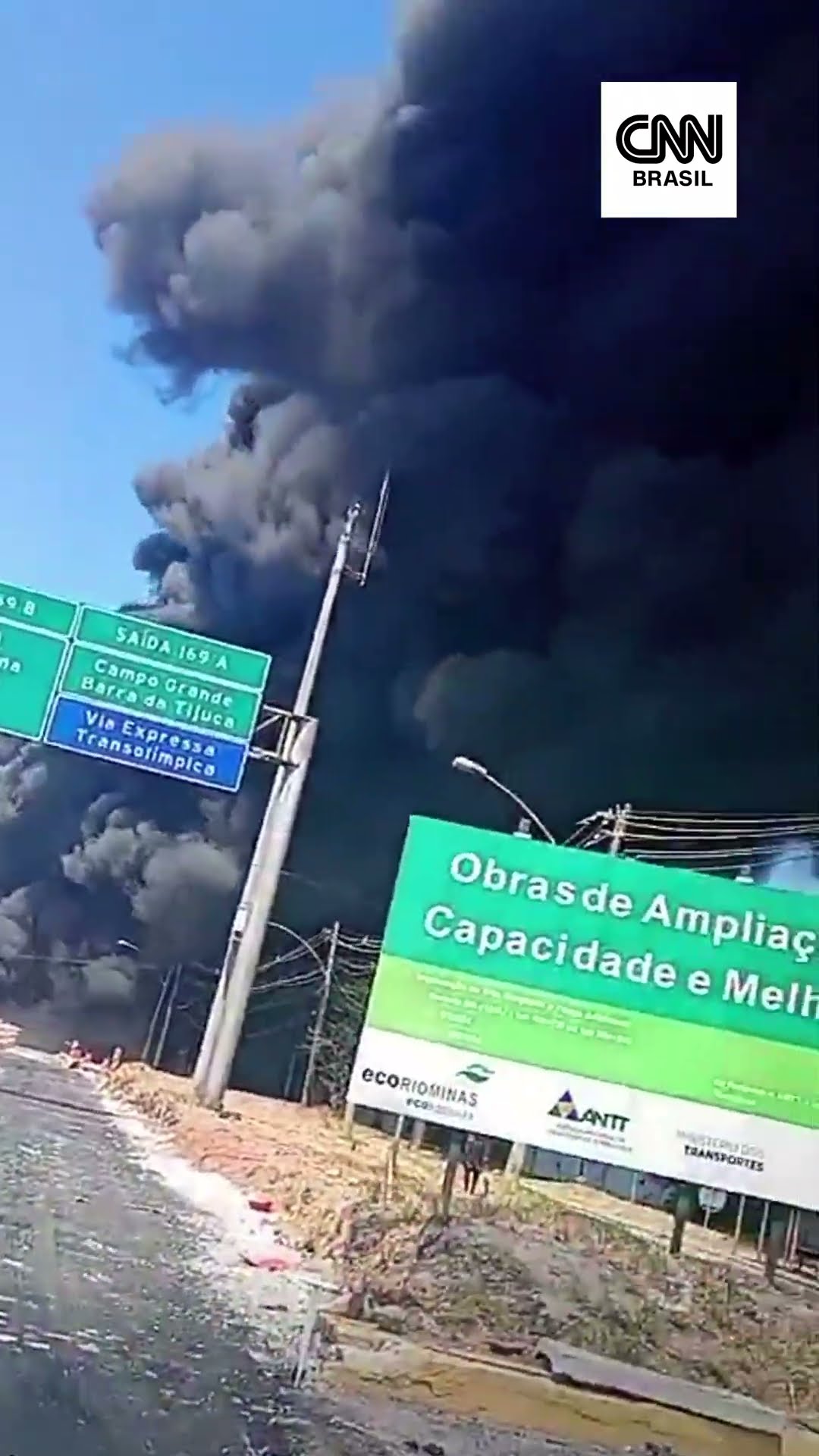 Caminhão-tanque explode e interdita rodovia no Rio de Janeiro