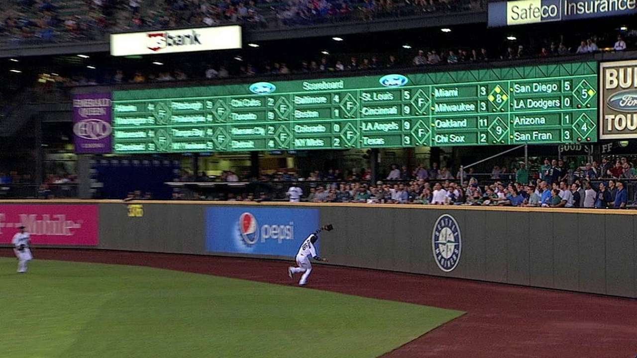 HOU@SEA: Jackson makes reaching grab at warning track