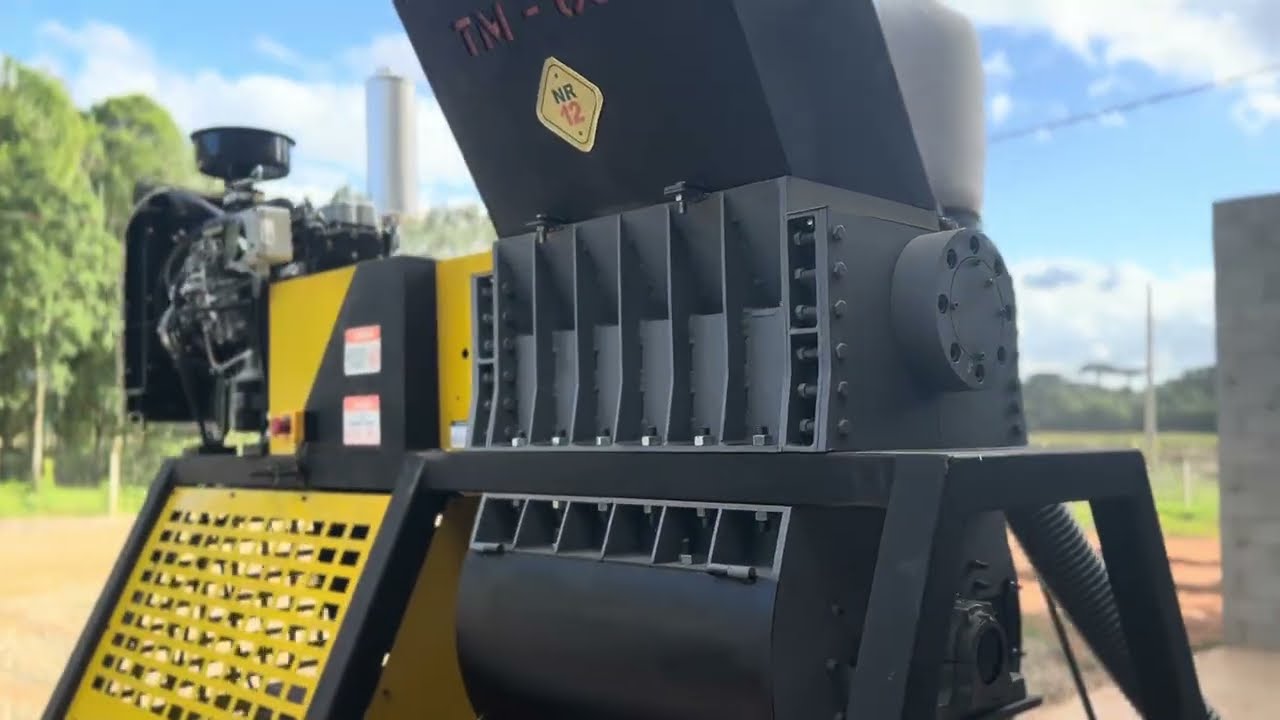 Triturador de madeira com moinho martelo acoplado e sistema de exaustão 