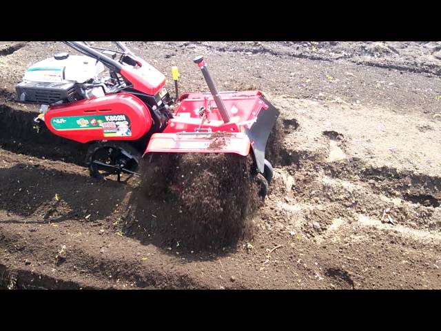 関東農機 ネギ管理機 K802HN 9枚爪仕様 アイドリングで土上げ - YouTube