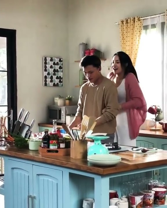 mesra banget anya geraldine dan Rizky Febian saat video clip