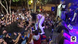 Fans hace caer a Ana del Castillo en tarima, concierto en la playa de belén, (N. de S.)