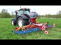Grünlandpflege Traktor Valtra &amp; Hatzenbichler Grünlandstriegel Gras Nachsaat für die Landwirtschaft
