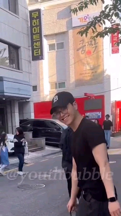 fan met june of ikon on the street #ikon