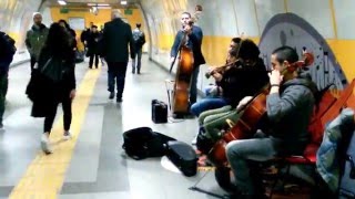 İşte sanat.Osmanbey metrosunda sergilenen şapka çıkartılacak performans... Resimi