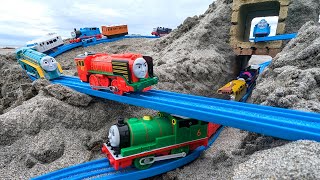 Thomas the Tank Engine Plarail on the beach ☆ Two tunnels and two sand mountains course