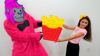 Good kids Heidi and Zidane story about sharing their toys
