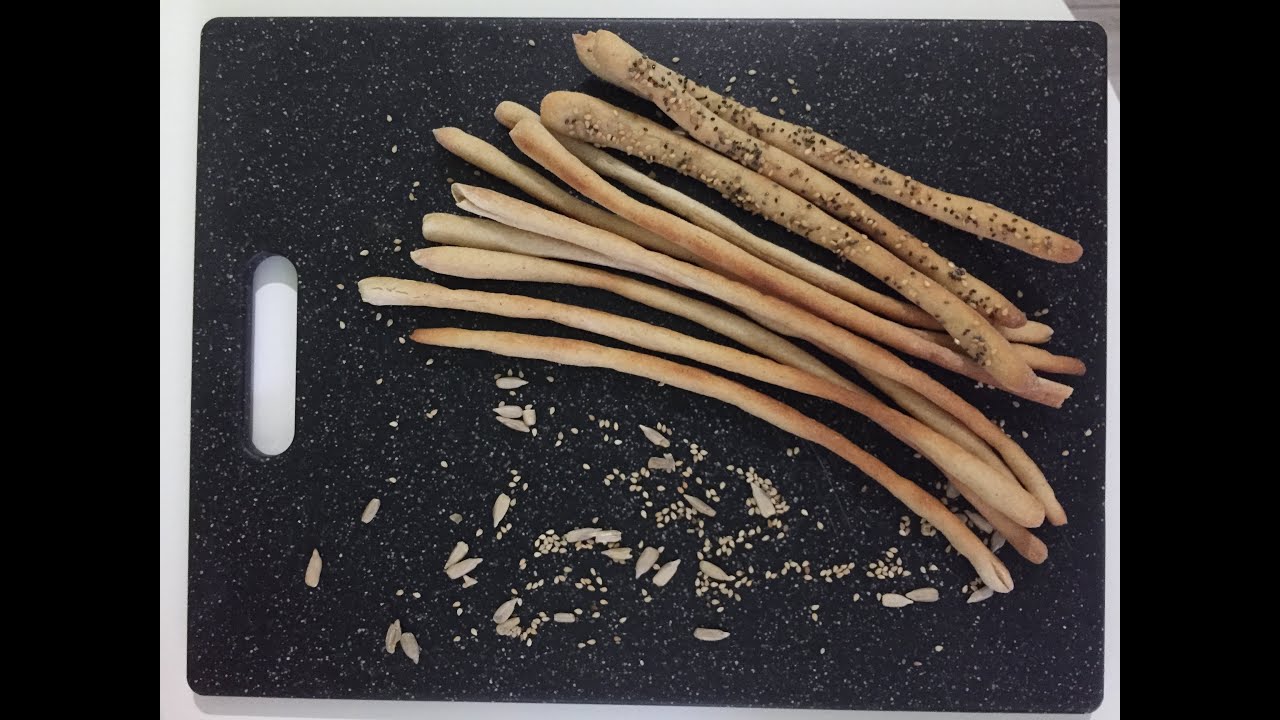 Grissini semintegrali senza glutine con semi e stirati.