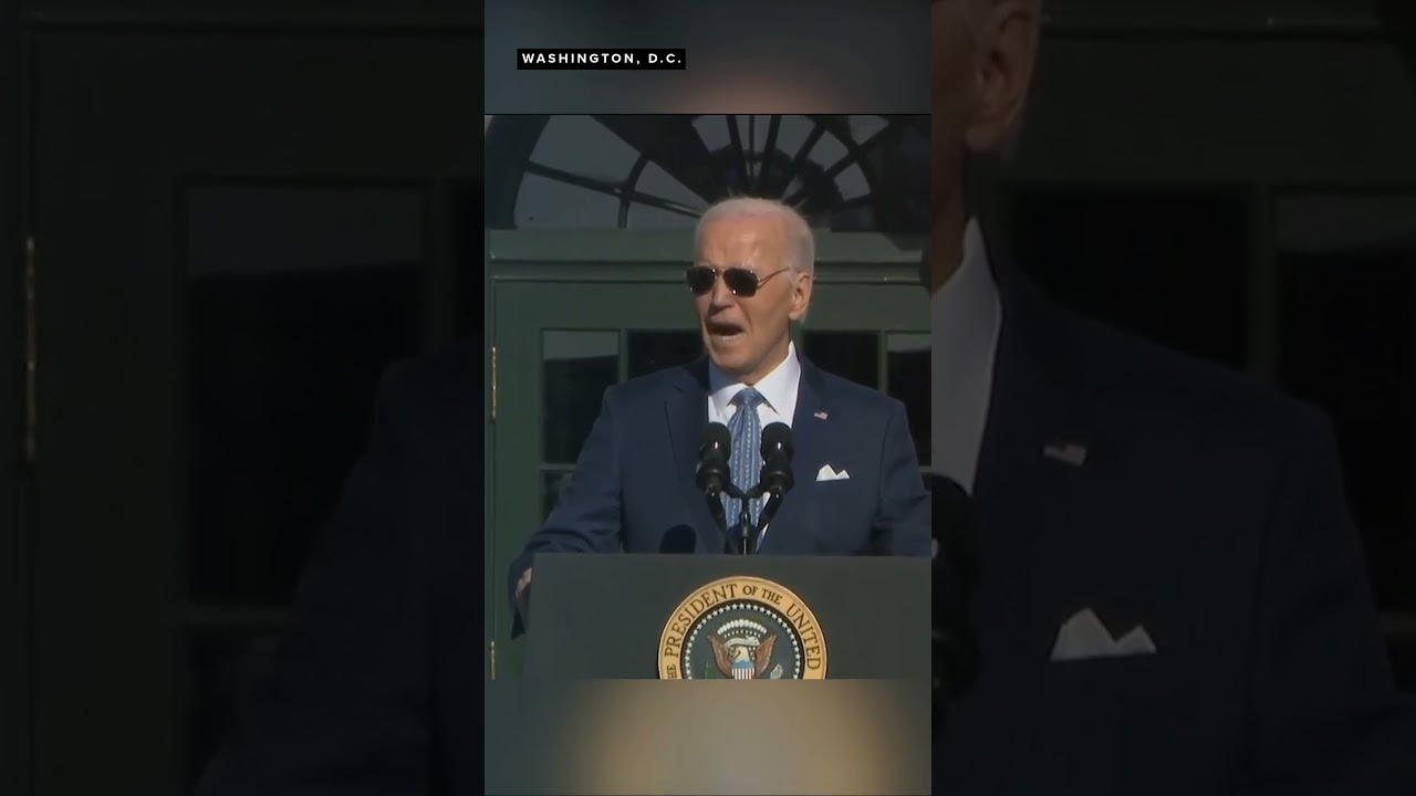 Biden pardons two Thanksgiving turkeys "Peach" and "Blossom"