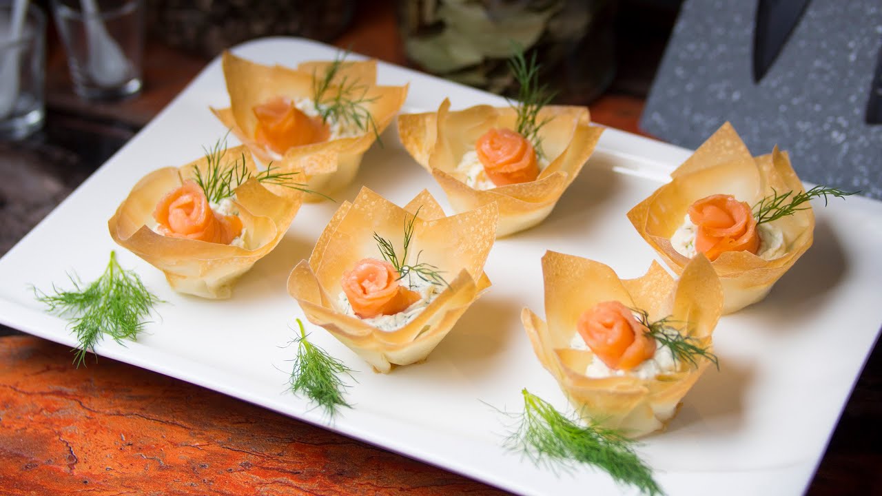 Листовая закуска с лососем, хреном и маскарпоне