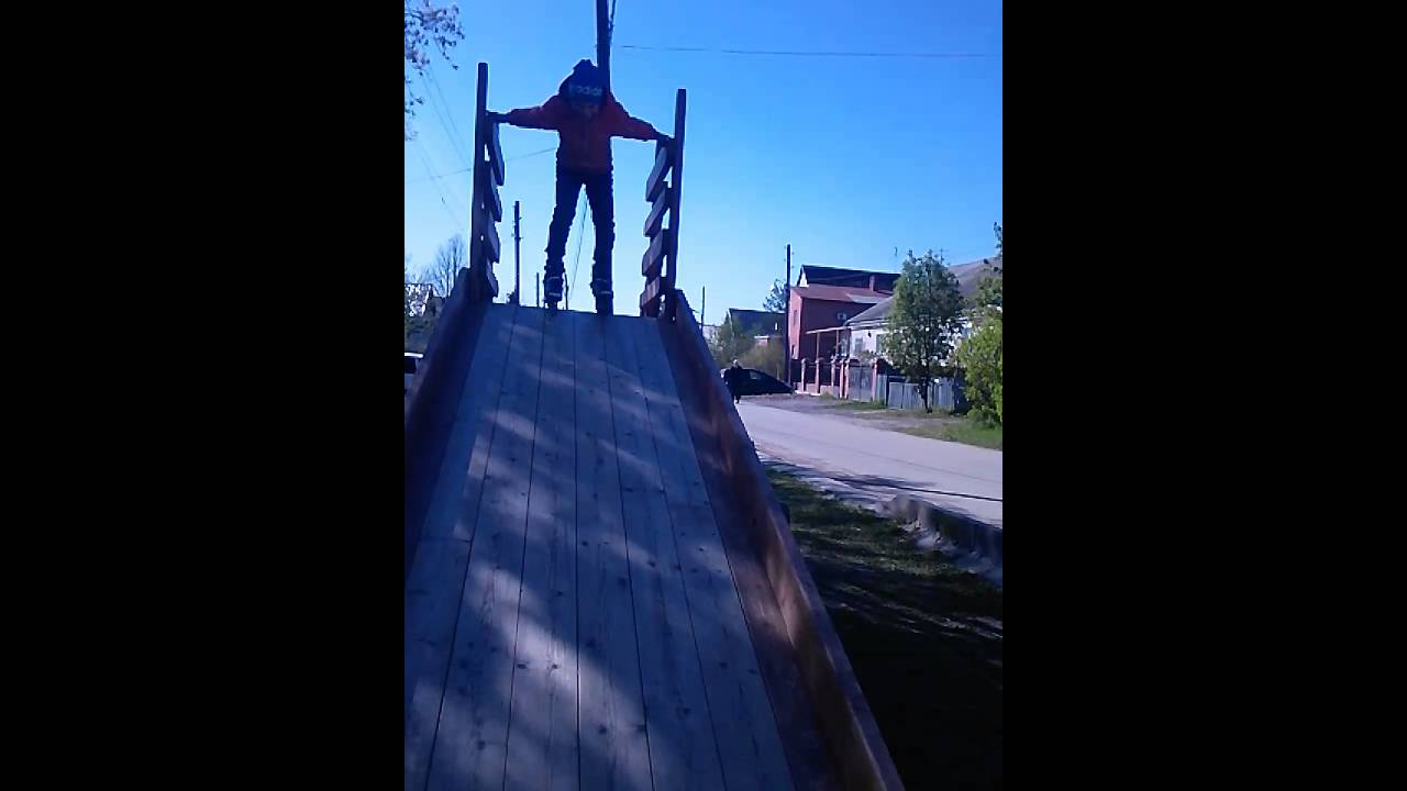 Как Данил скатывается с горки - YouTube