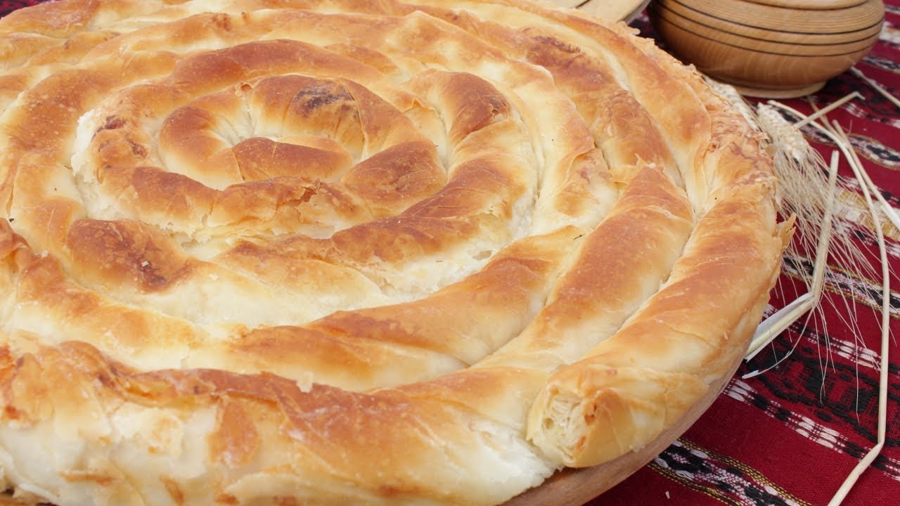 Вита баница с ръчно точени кори и сирене от Момино село