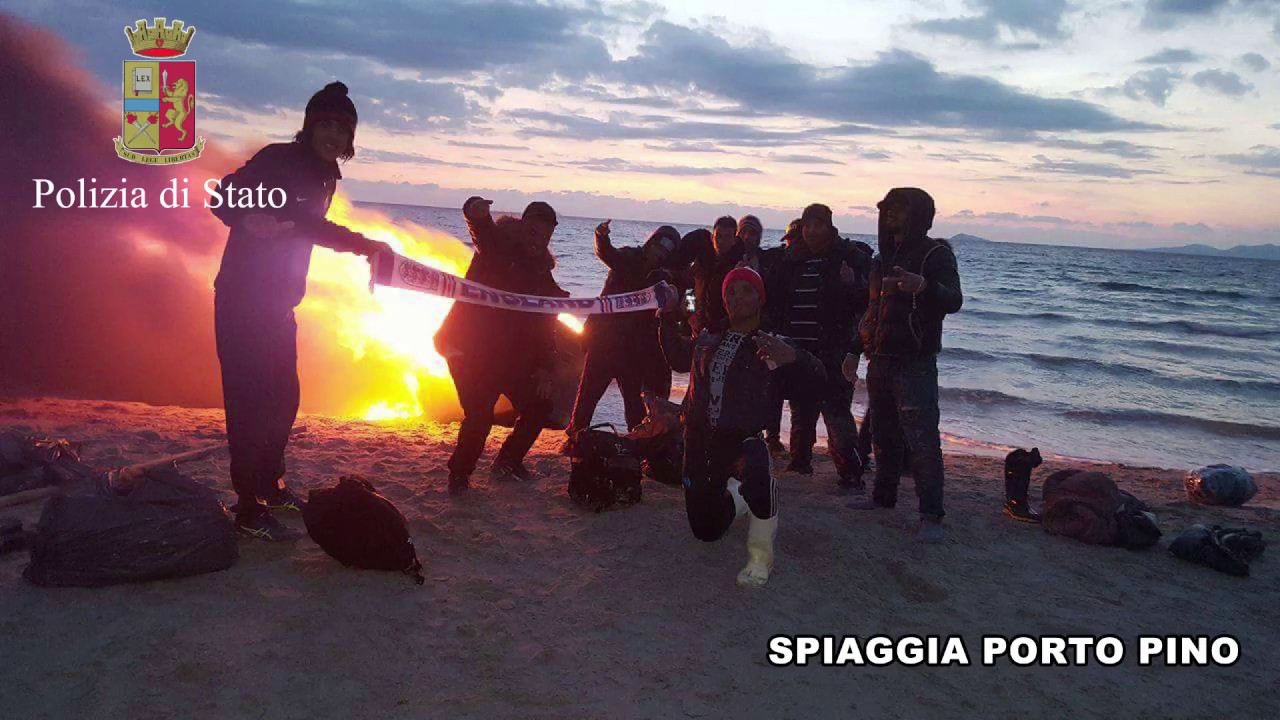 Immigrazione irregolare dallalgeria, il video della polizia di ... Polizia di immigrazione