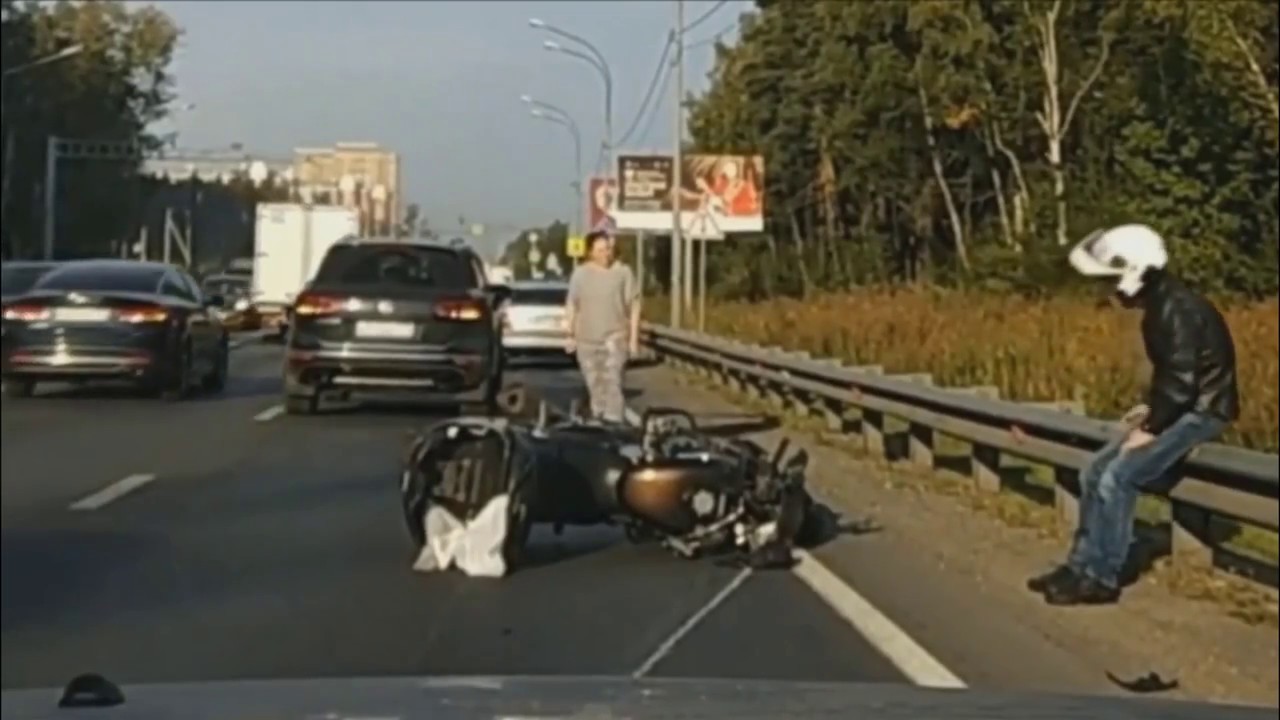 Мерседес сбил мотоциклиста