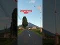 jalan ini menyuguhkan pemandangan yang sangat indah