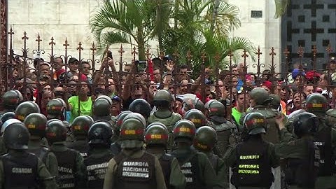 Venezuelan government backers attack opposition lawmakers