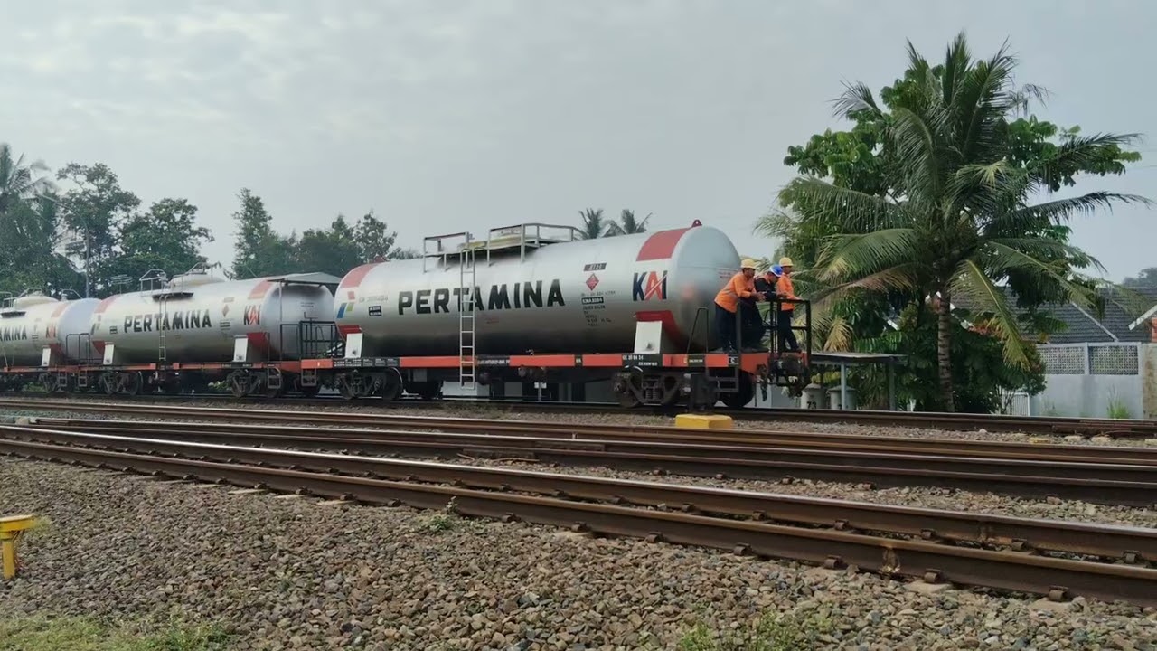 Full Momen Proses Kereta Pertamina Panjang ditarik dari Stasiun Rewulu dan Dorong masuk Depo Rewulu