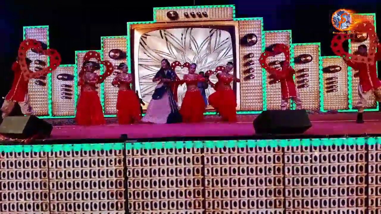Bride amazing performance in Sangeet night. Background Dancer by Sunshine Dance Troupe