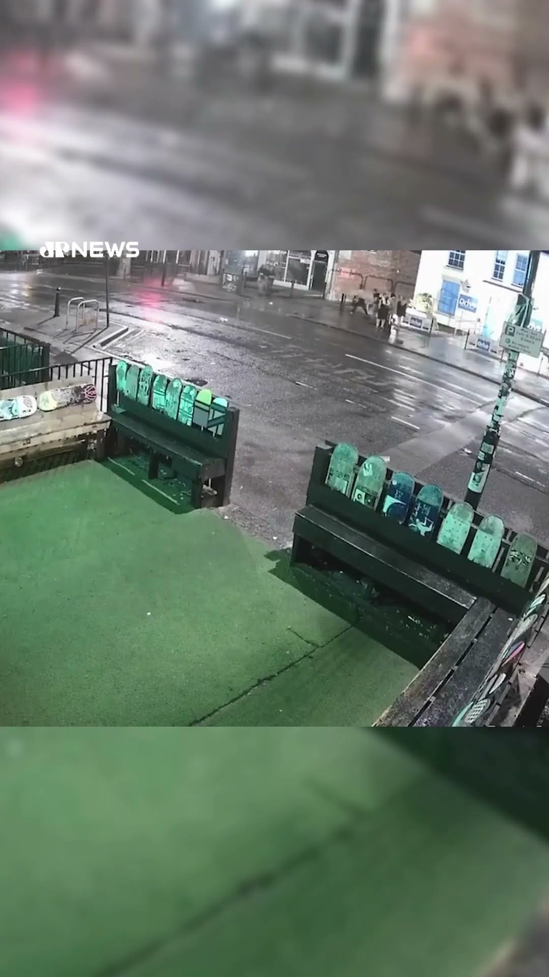 Mulher é atropelada e arremessada a 30 metros na Inglaterra #shorts