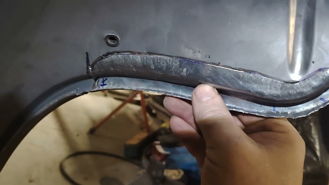 Kulmapala kuntoon mersun takaovesta. 