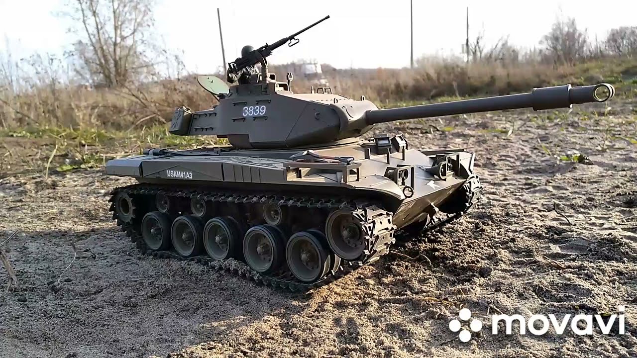 Танк вытягивает ГАЗ 66,засевший в песке,а потом заводит заглохший мотор на буксире!!!