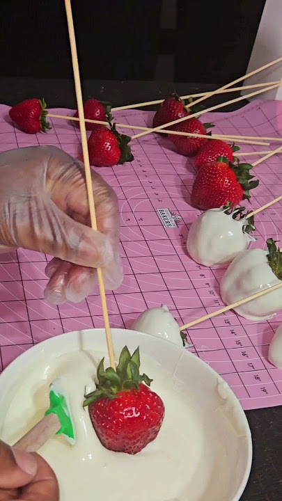 STRAWBERRIES 💙🍓 #youtube #strawberries #cakedecorating