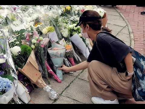 12sep2022英國駐香港總領事館 英女王伊利沙伯二世離世 大批巿民排隊輪候門外獻花 1