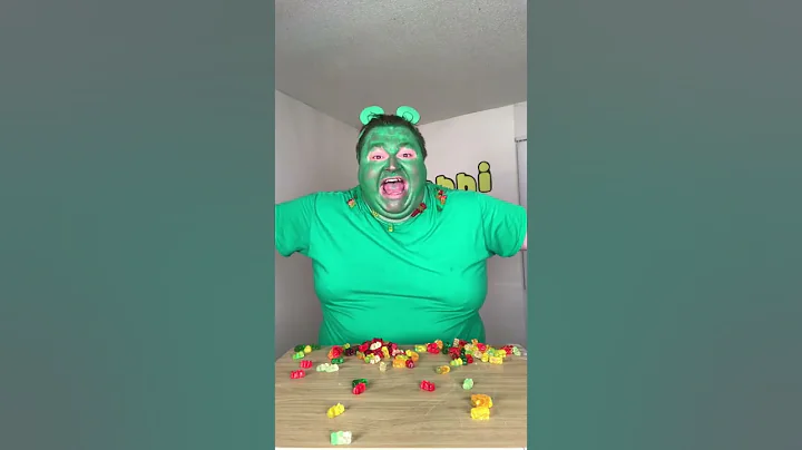 GUMMY BEAR EATING GUMMY BEARS!