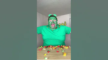 GUMMY BEAR EATING GUMMY BEARS 