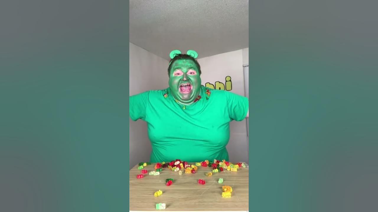 GUMMY BEAR EATING GUMMY BEARS! YouTube