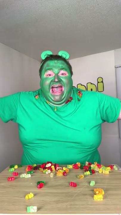 GUMMY BEAR EATING GUMMY BEARS!