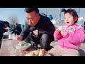 小锅哥逛山东农村大集，羊汤20一碗肉，水煎包3毛，冬天吃真暖和!