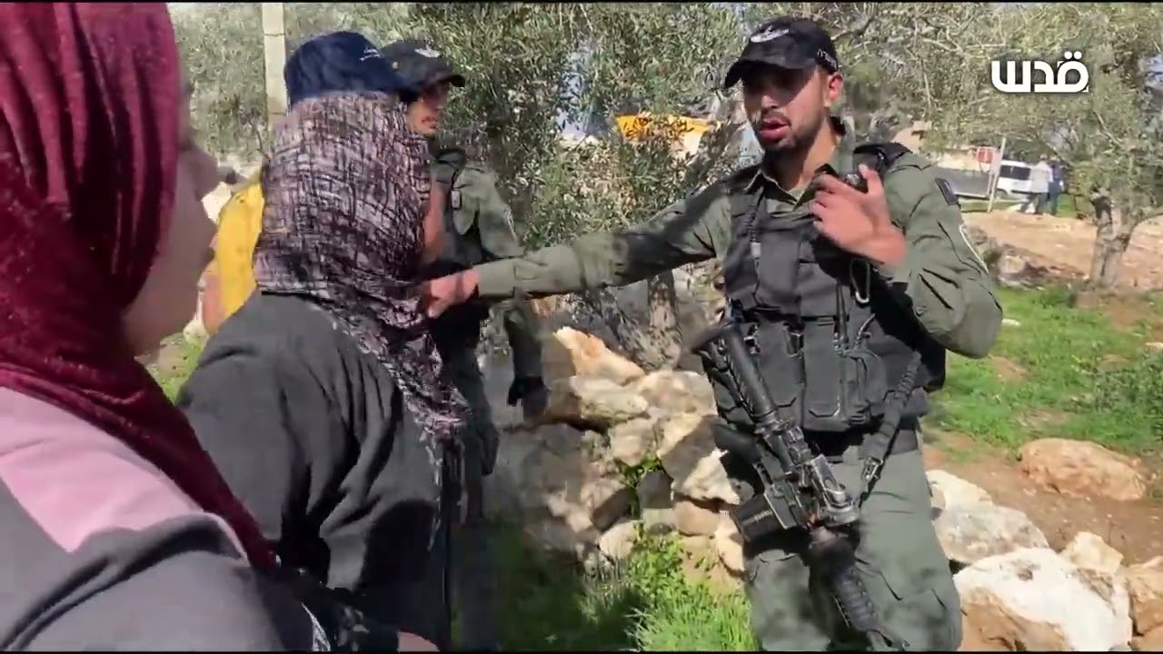 الاحتلال يشرد عائلة فلسطينية من 8 أفراد بهدم منزلها في بلدة إذنا في الخليل